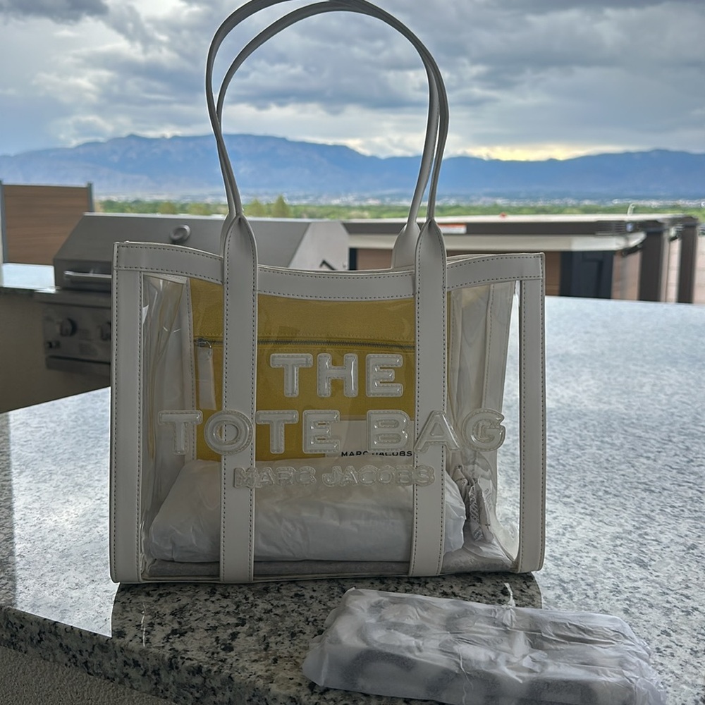 BRAND NEW LARGE THE CLEAR TOTE BAG BY MARC JACOBS!
